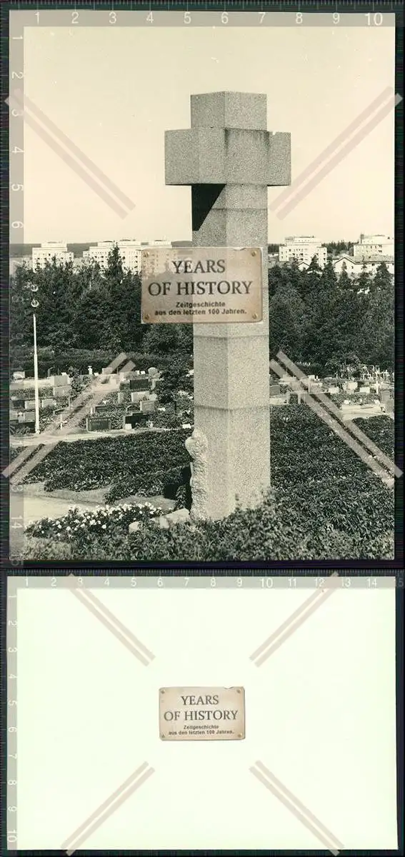 Foto  großes Kreuz aus Stein im Hintergrund Friedhof mit Stadt Ansicht