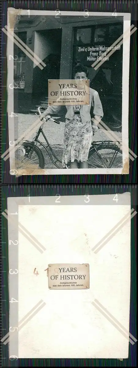 Foto Geschäft für Uniform Militäreffekten 1939 Franz Berg junge Dame mit Fah