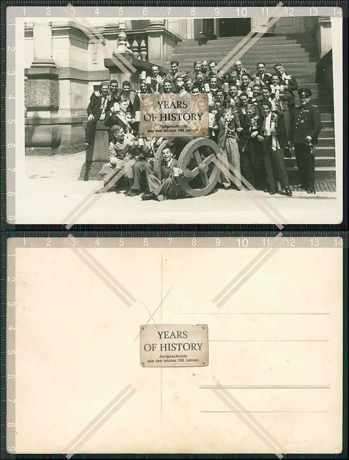 Foto AK Feierlichkeit junger Studenten um 1936 vor Treppenaufgang