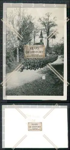 Foto Soldaten Vorbeimarsch Straßenansicht mit kleiner Kapelle bei Ulm ?  