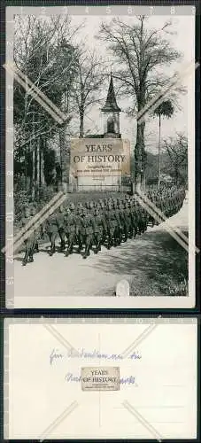 Foto AK Soldaten Vorbeimarsch Straßenansicht mit kleiner Kapelle bei Ulm ? 