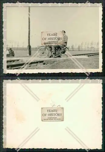 Foto  Motorrad auf Bahngleise 1940-50