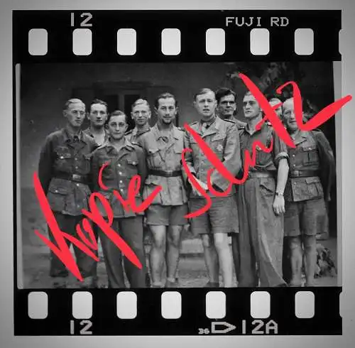 Negativ 4x3,5cm Gruppe Soldaten Sommeruniform kurze Hose Italien 1943-45