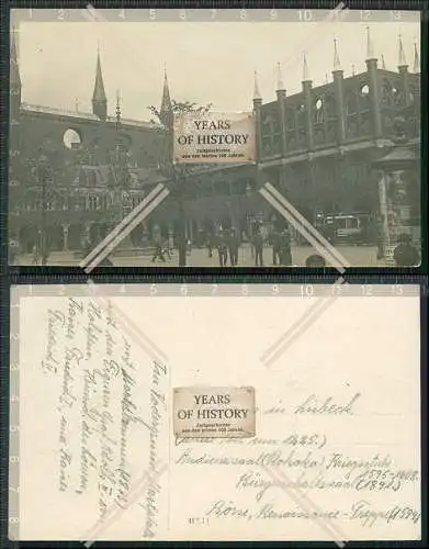 Foto AK Lübeck Holstein Soldaten Passanten 1914 Marktplatz Brunnen