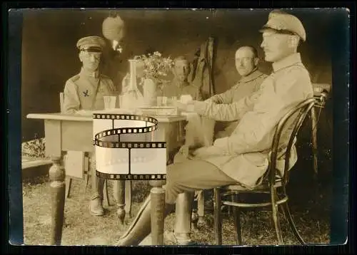 Foto 11x8 cm 1. WK Soldaten 1915 am Tisch weitere Beschreibung siehe Rückseite