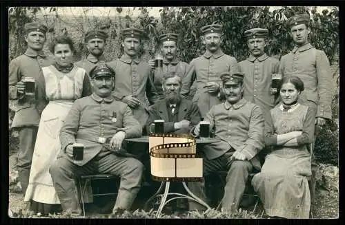 Foto AK 1. WK Soldaten Gruppe mit Biergläser und Damen 1914 Feldpost gelaufen