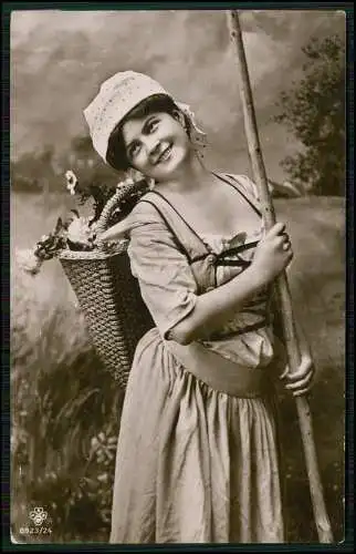 AK Hübsche junge Dame Bäuerin Weidenkorb auf Rücken Stock in der Hand 1911 gel.