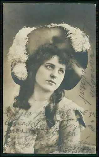 Künstler AK Portrait junge hübsche Dame mit Hut 1919 gelaufen