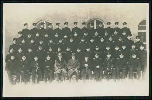 Foto AK Soldaten 1914 - ? Gruppen-Aufnahme Kaserne Winter 1. Reihe auf Stühle
