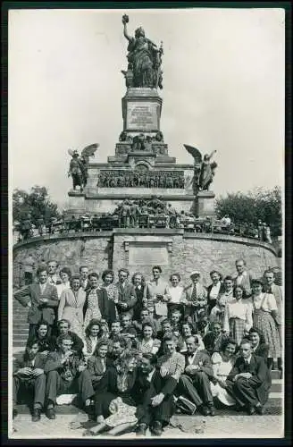 Foto AK Rüdesheim Rhein Niederwalddenkmal Personen Gruppe vor Denkmal um 1934