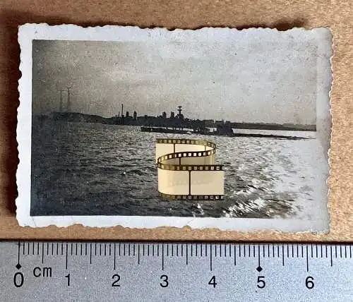 Foto U-Boot Unterseeboot im Hintergrund Kriegsschiff Russland 1943