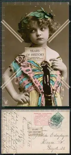 Künstler AK Kleines Mädchen im Schmetterlingskleid Lorbeerkranz im Haar 1907