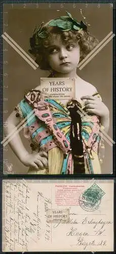 Künstler AK Kleines Mädchen im Schmetterlingskleid Lorbeerkranz im Haar 1907 