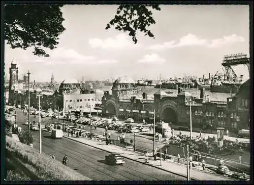 Foto AK Hamburg Landungsbrücken und Werftanlagen Schiffe viele Autos