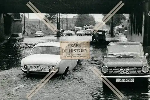 Foto Dortmund Hochwasser Innenstadt Pkw Autos versinken im Schlamm 1960-70