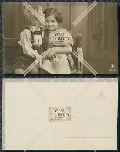Künstler AK kleiner Knabe Junge Tracht mit Mädchen auf Bank sitzend 1910