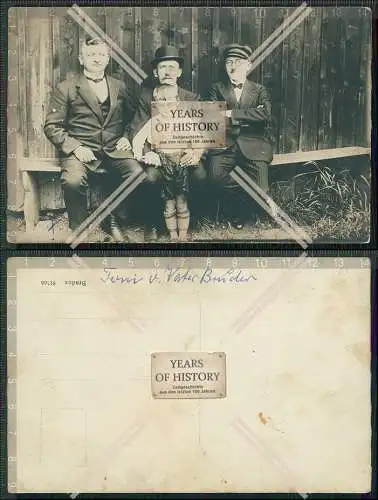 Foto AK kleiner Junge bayerische Tracht Lederhose mit Vater und Opa 1910