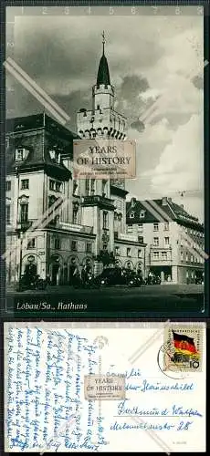 Orig. Foto AK Löbau Sachsen Rathaus Straßenansicht Pkw Auto Motorrad Oldtimer