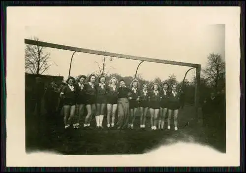 2x Gruppen-Foto Fußball-Damen Mannschaft 1939 kurze Hose hübsche Mädchen