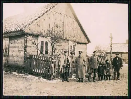 Foto 1. WK Soldaten im Dorf Ostfront 1915 Beschreibung Rückseite  11x9cm