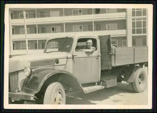 Foto altes Fahrzeug LKW mit Fahrer
