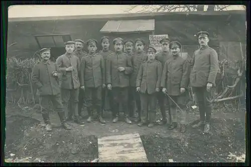 Foto AK 1.WK Maschinengewehr Abteilung Hintergrund Schild mit Aufschrift 14x9 cm