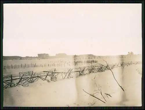 Foto 1. WK Soldaten Ostfront 1916 Drahtverhau Sperren Beschreibung Rücks. 11x9cm
