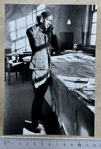 Foto Deutscher Soldat mit Telefon am Kartentisch Rückseite mit Archivstempel