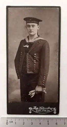 CDV Foto Soldat Kaiserliche Marine mit Mützeband Matrosen Division I. Kiel