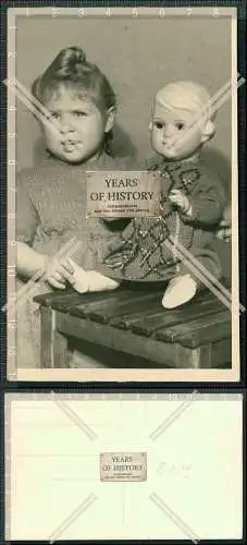 Foto AK kleines Mädchen mit große Schildkröte Puppe Inge 1939