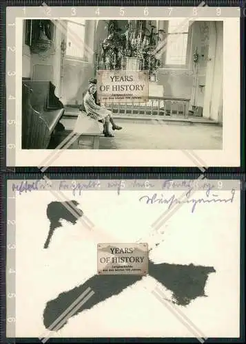 Foto Mädchen mit Zöpfe 1939 auf Kirchenbank vor Altar einer christlichen Kirche