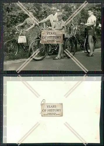 Foto Gruppe mit Fahrrad alte Fahrräder um 1950