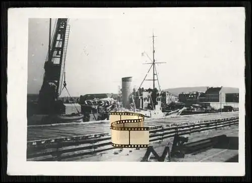 2x Orig. Foto Hafen Ostfront Russland ? 1942-43 Kran Boote uvm.