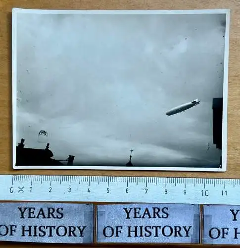 Foto Luftschiff D - LZ 127 Graf Zeppelin 1928-36 über eine Stadt in Deutschland