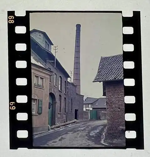 Farbdia 1957 Gelände der Brauerei Schopen Bedburg Kirchherten Großer Schornstein