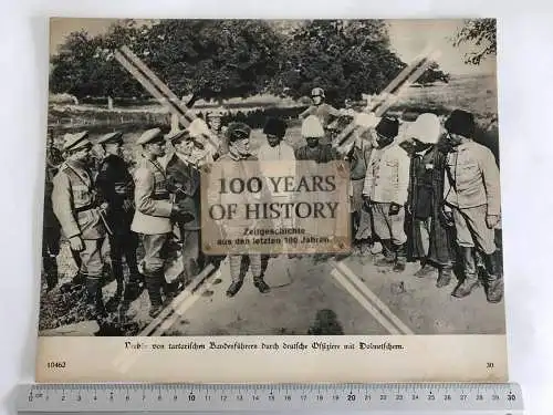 Foto Karton 1. WK Bandenführer Tataren im Verhör deutsche Offiziere 30 x 24 cm