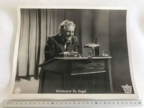 Orig. Foto Karton Kinderarzt Dr. Engel Paul Hörbiger ca. 30x23 cm