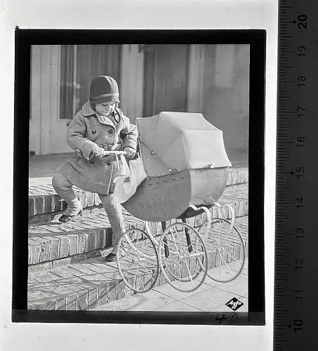Original Glasdia 10x8 cm Kleines Mädchen mit Kinderwagen Dia Agfa Werbung 1936