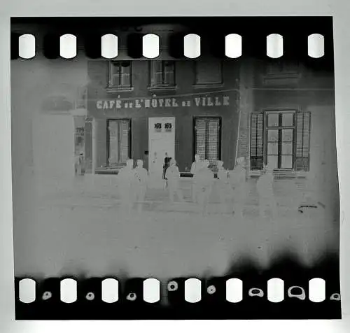 Original Negativ Frankreich 1941 Soldaten vor Café de Hotel L Hotel de Ville