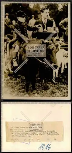 Orig. Foto Pressefoto mit Zettel England Adel Monarchie Prinz auf Pony mit Butle