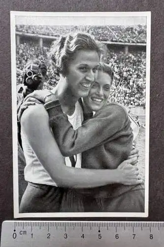 Große Freude Helen Stephens und Alice Arden aus USA OLYMPIA 1936 Sammelbild 28