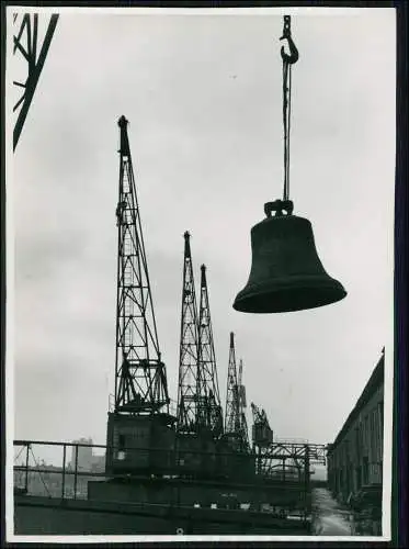 Pressefoto 23x17 cm Hamburg Hafen 1947 Kirchenglocken werden verladen Kran uvm.