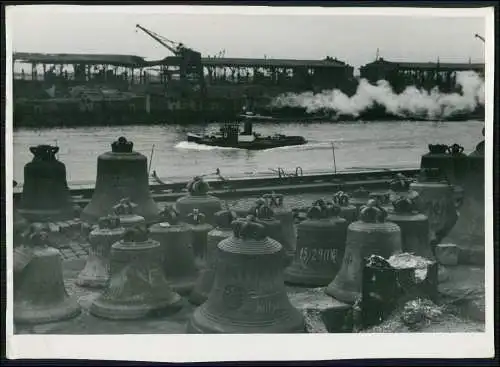 Pressefoto 24x17 cm Hamburg Hafen 1947 Glocken aus ganz Europa Boot Kran Anlagen