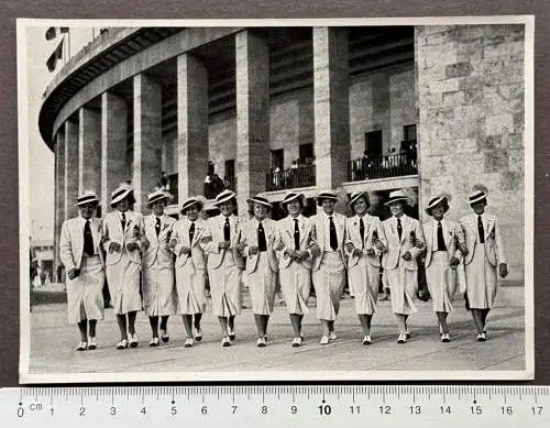 Junge Sportlerinnen Arm in Arm Olympiastadion Berlin OLYMPIA 1936 Sammelbild 72