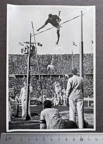 Kampf im Stabhochsprung Die Japaner Oe und Nishida - OLYMPIA 1936 Sammelbild 61