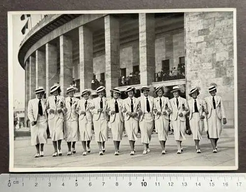 Junge Sportlerinnen Arm in Arm Olympiastadion Berlin  OLYMPIA 1936 Sammelbild 72