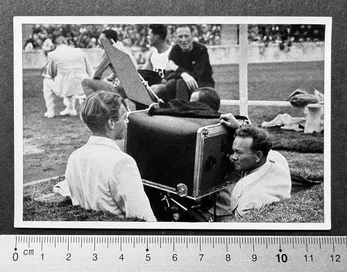 Filmoperateur dreht mit Riesenkamera Olympiafilm - OLYMPIA 1936 Sammelbild 195