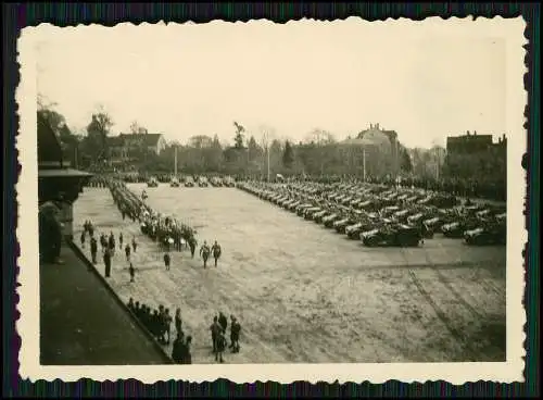 Foto Wehrmacht Fahrzeug - Appell oder ähnliches mit Soldaten 1940-42