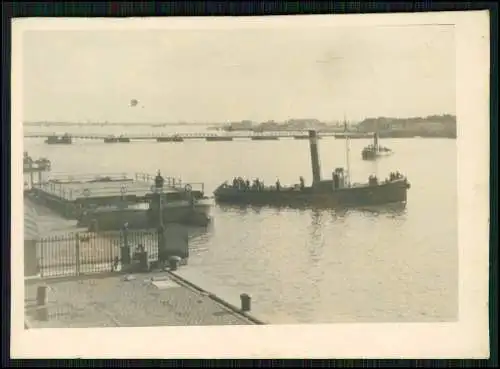 2x Foto Wehrmacht Pontonbrücke über Fluß Boote kleine Schiffe uvm. 1940-42