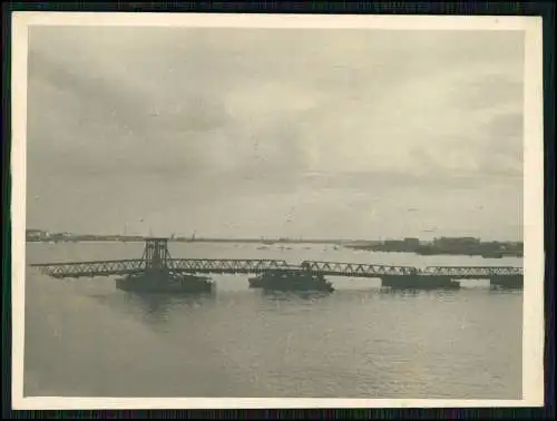 2x Foto Wehrmacht Pontonbrücke über Fluß Boote kleine Schiffe uvm. 1940-42